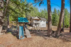 Custom home with balcony, radiant floor heating & washer/dryer - Image 2
