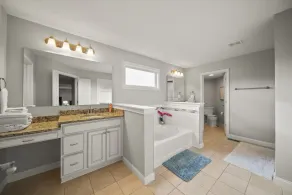 Lakefront view 5 bedroom home with basement - Image 5