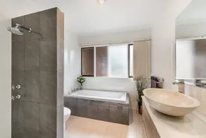 Adelaide Style Accommodation-Close to City-North Adelaide-3 Bdrm- FREE Parking - Image 4