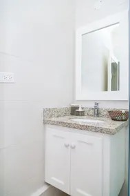 Captivating 2-Bed Town-House in Kingston - Image 4