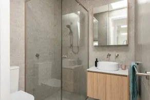 3 Bedroom Townhouse- Free parking - Image 4