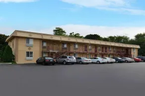 Econo Lodge - Image 2