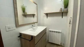 Chalé com lareira e terraço, rodeado por montanhas e rios - Image 3