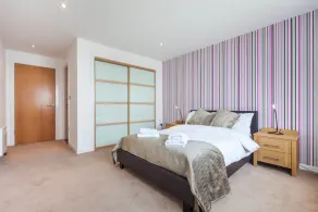 Stylish Garden View Apartment - Image 4