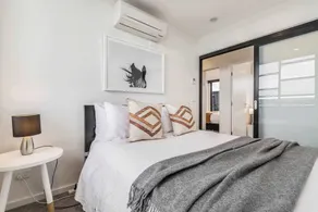 Riverside top-floor apartment with Yarra views - Image 5