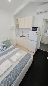 Contemporary studio, only metres to beach/surf, 10 mins to McLaren Vale wineries - Image 3