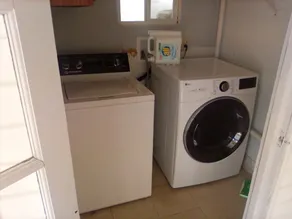 Sunny warm private secure apartment - Image 2