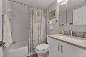 Remodeled 2/2 + Bonus Rm Condo - Waterfront in Downtown Naples - Covered Parking - Image 2