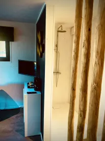 Romantic chalet with jacuzzi in the heart of nature - Image 2
