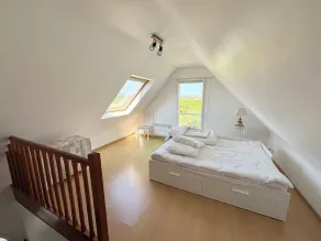 Spacious, quiet villa with swimming pool and large enclosed garden - Image 5