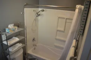 Quiet home in the heart of town, close to Airport and Interstate - Image 4