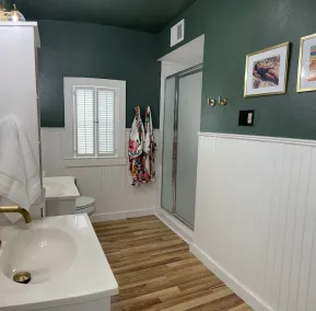 Spacious guesthouse located in the heart of Weatherford. - Image 2