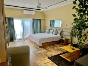 Top-class guest-friendly central villa with pool/basketball/gym/billiard/BBQ! - Image 5