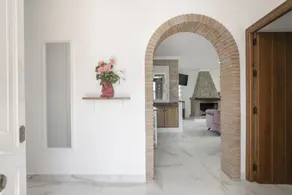 Maison en pierre avec superbe piscine de 50 mètres - Image 2