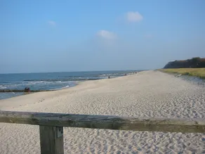 Holiday njuta av dess trevliga atmosfären bakom vallen på stranden - Image 5