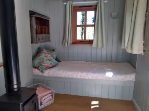 Romantic riverfront shepherds' hut with outdoor kitchen w/firepit - Image 2