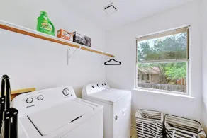 Large Dog Friendly House w/ Fenced yard! Sleeps 14 - Image 2