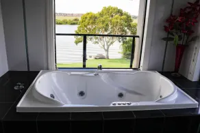 Superb house with direct river access.\n  10 Guests  Shared private pontoon - Image 4
