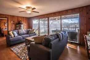 Secluded and Cozy Lake House/Farmhouse on 40 acres with a 13 acre private lake - Image 4