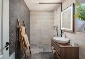 Luxury beachfront villa Sensation Ciovo with pool & jacuzzi - Image 3