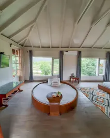 Seclude Palampur - Chambre des maîtres avec lit rond - Image 4