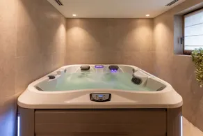 Chalet Yolo with Pool and Spa - Image 2