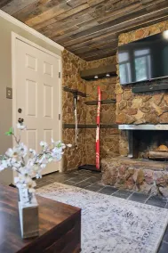 Completely Remodeled-- 1/1 just 2 blocks from the base! - Image 4
