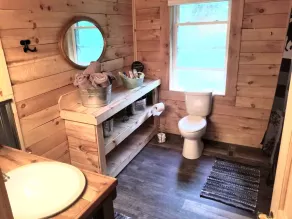 Pines Retreat Getaway - Cozy Cottage, Short walk to Lake Noquebay  - Image 2