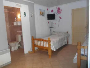 part of villa on the ground floor next to a vineyard - Image 5