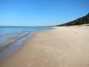 Forested Hilltop Home Perched ovanför Lake Michigan med privat strand! - Image 3