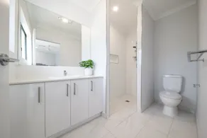 Modern 5 Bedroom , 3 Bathroom Holiday Home with Sparkling Pool - Image 2