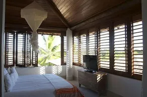 Scenic Waterfront Villa - Piscine à débordement et paysage tropical - Image 3