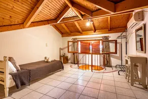 Appartement 'Marketos Maisonette 4pax' avec vue sur les montagnes, Wi-Fi et climatisation. - Image 5