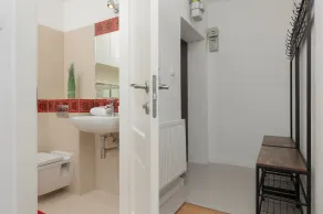 Bright Apartment for 4 People | Near the Park & Underground Station - Image 4