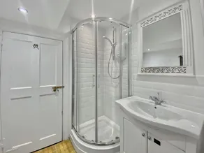 4 bedroom accommodation in Matlock - Image 5