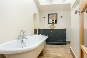 Stunning 4-Bedroom Family Home Near Banbury - Image 4