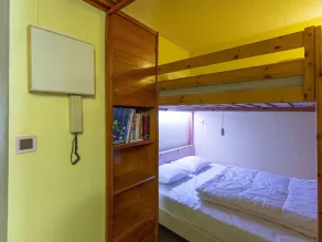 Studio cabin for 6 near ski slopes in Gourette, living room with balcony, parking - Image 4
