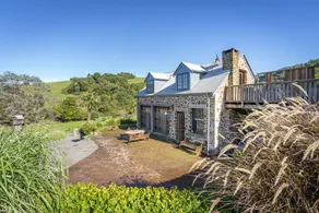 Stunning cottage on beautiful farm close to beaches and cafes - Image 5