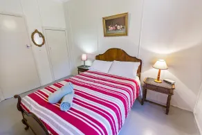 Quaint 3 bedroom holiday accommodation close to the water - Image 5