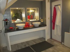 Zen room with adjoining mezzanine - Image 5