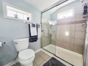 NICE New Kitchen, King Bed, Fenced Yard, 2 baths, Close to Airport & Downtown - Image 4