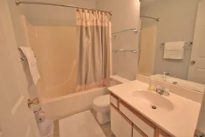 Dette charmerende hyggelige sommerhus har et privat boblebad, dæk til fiskeri. - Image 3