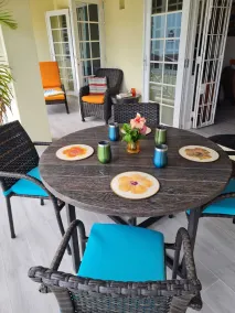 Bellissimo condominio con WiFi e balcone con vista piscina e giardino - Passi per la spiaggia - Image 5