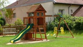 Cottage \"Morvan\" in park on the banks of the Loire in a small tourist town. - Image 2