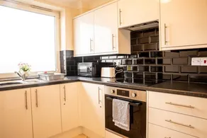 Cosy 2 bed flat near train station Basingstoke! - Image 2