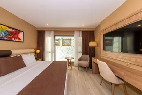 STANDARD ROOM AT 38 HOTEL - Image 4