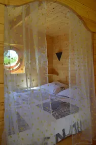 Maison 'Gîte Insolite Roulotte 5 Personnes' avec Terrasse Privée, Jardin Privé - Image 4