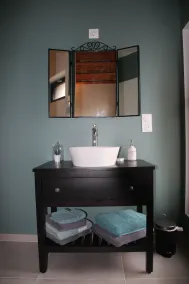 Linen room with free private parking - Image 3