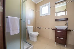 Villa Carly, Villa Pernera 3BDR moderna con piscina, muy cerca de la playa - Image 3