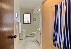 Charmigt två våningar upp och ner stil hem unikt beläget med en fantastisk havsutsikt - Image 4